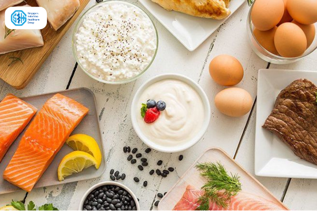 Bữa ăn cân bằng với cá hồi, rau củ và sữa chua